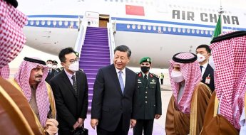 사우디 방문한 시진핑, '보라색' 카펫 밟은 이유
