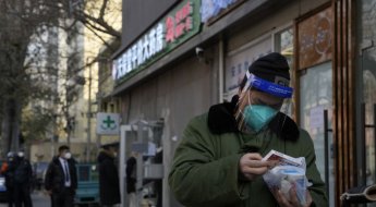중국 방역 완화에 화장품·면세株 '들썩'