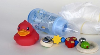 "영원히 아기로 남길" 14살인데 기저귀에 젖병…쌍둥이 아들 9년 감금한 '엽기' 엄마