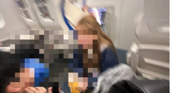 "눈치보지마, 입석 돈 냈어" KTX 복도 막고 '쩝쩝' 민폐커플