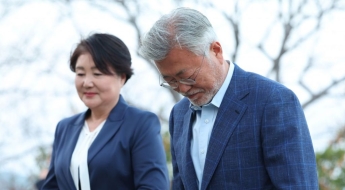 문재인 전 대통령 내외, 경남 통영 방문…‘지지자들에 손인사도’