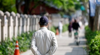노인빈곤 OECD 1위 불명예 한국…"자녀 용돈보다 나랏돈이 효자" 
