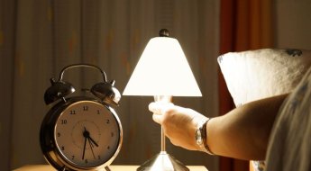 [콕!건강]하루 6.9시간 자는 한국인…'침대서 폰 보면 수명단축 지름길'