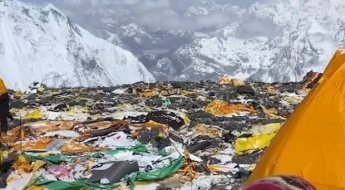 "텐트, 숟가락…본 것 중 가장 더럽다" '쓰레기 산' 된 에베레스트