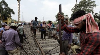 인도서 길이 3㎞ 다리 붕괴…열차 충돌 사흘만 