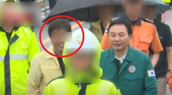 오송 참사 현장서 '씨익' 웃은 공무원…"사람 죽었는데 재밌냐" 비판 봇물