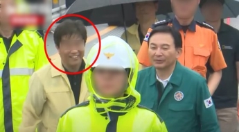오송 참사현장서 웃고 있는 공무원…"재밌나" 뭇매