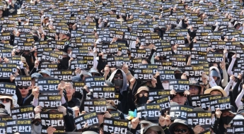 폭염에도 3주째 거리로…교사 5만명 