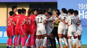 [아시안게임] '1명 퇴장' 여자축구, 남북대결 1-4 완패…25년만에 4강행 실패
