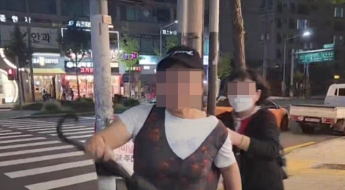 "우산 휘두르며 달려왔다"…김태우 유세장 폭행 혐의 중년 여성 수사