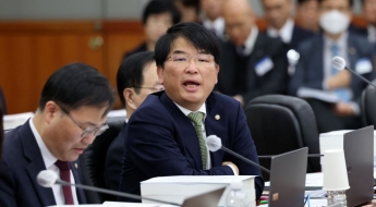 '보좌관 성추행·명예훼손' 박완주 전 의원, 대법서 징역 1년 확정