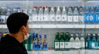 "물 마시다 취할 뻔"…韓 편의점서 '페트병 생수' 산 日 관광객 화들짝