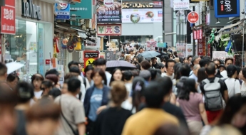 비행기 내리자마자 "다이소 어디 있어요?"…'가성비 성지' 찾는 관광객들 
