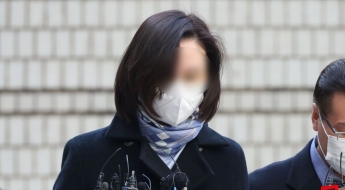 "조민 표창장 위조 아니다"…정경심, 동양대 전 총장 등 8명 고소