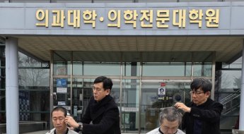 뿔난 의대 교수들도 밀었다…"한국에서는 왜 삭발을 할까"
