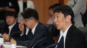 개미 만난 이복현 금감원장…불법 공매도 논란에 '마침표'