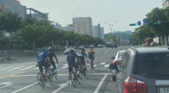 툭하면 끼어들고 신호도 무시…출근길 자전거동호회 민폐 논란