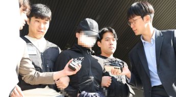'여자친구 살해' 20대 의대생 구속 송치…질문엔 묵묵부답