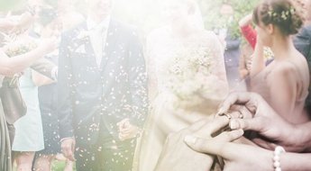 "흰 원피스 사요"…예비부부 울리는 결혼비용에 뜨는 '셀프 웨딩 촬영'[청춘보고서]