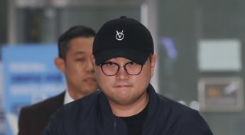 김호중 소속사 "임직원 전원 퇴사…사업 지속 여부 검토"