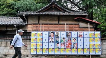 동물·나체 사진에 '독도는 일본땅'까지…도쿄 선거공보물 '난장판'
