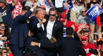 트럼프, 피격 상황서 발생한 '신발 미스터리' 회상…"초현실적인 경험"