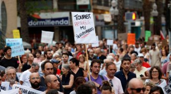 "이제 그만 좀 와라"…관광객에게 물총 쏘며 반대 시위하는 스페인