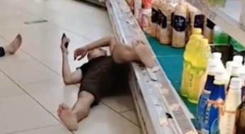 냉장 진열대에 발 올리고는 휴대폰 삼매경…중국 마트 민폐남