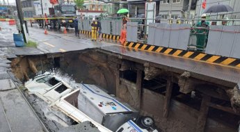 부산서 깊이 8미터 싱크홀 발생...車 2대 통째로 삼켜