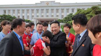 김정은, 북한 U-20 여자축구팀 만나 