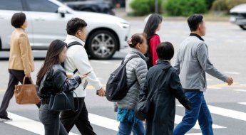 비정규직 임금 200만원 돌파…정규직과의 격차는 '역대 최대'