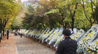 "분당 엄마들이 함께할게"…근조화환 내건 학부모들 '학폭과의 전쟁'