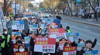 거리로 뛰쳐나온 전공의…與 '탄핵 보이콧' 후폭풍