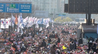 “오늘은 대통령 탄핵 되는 날”…발 디딜 틈 없는 집회 현장