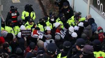 [포토] 관저앞 통제하는 경찰과 실랑이하는 지지자들