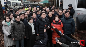 국힘의원들, 尹관저 앞에서 7시간 대기…