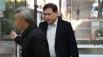 유동규, 법정에서 만난 이재명 향해 