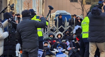 경찰, 서부지법 막아선 尹지지자들 강제해산 시작