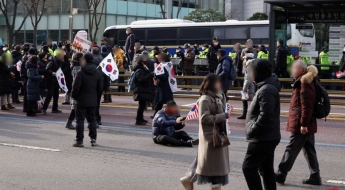 경찰 폭행·공수처 차량 공격…경찰, 尹 지지자 40명 체포(종합)