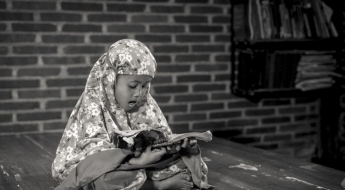 위반 시 벌금 140만원…여학생들 교실에서 스카프 착용 금지시킨 '이 나라'