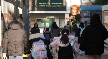 개학 첫 날 '대면인계'로 학교 현장 혼란