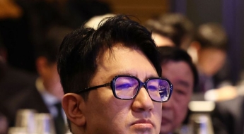 '1900억 부당이득 혐의' 하이브 방시혁 경찰 출석