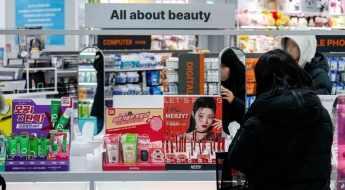 2030 천국? 이젠 중년들도 간다…'싸고 품질 좋은' 다이소 화장품에 반한 시니어