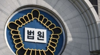 '인생네컷' 찍다 동료 만진 20대 공무원…징역형 집유에 파면 당해