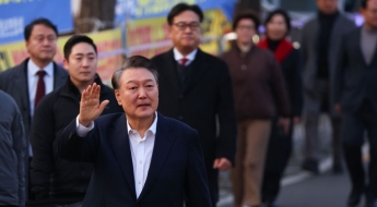 김치찌개로 저녁식사한 尹, 반려견들과 휴식…"대통령실 흔들림 없이 국정 중심 잡아달라"(종합)