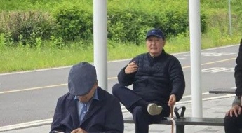 "어린이날 한강공원서 한가로이 개 산책"…윤석열 목격담 또 나와