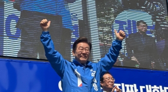 李 '빛의 혁명' 광화문서 유세 시작…