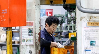 60세 넘어도 월급 안 깎고 정규직…