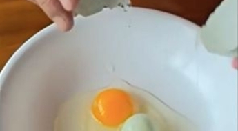 "달걀 깼더니 달걀이 또 있어"…괴산서 나온 괴이한 달걀