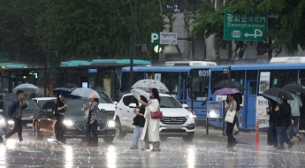 오늘 밤부터 전국 장마 시작…낮 최고 34도 찜통더위